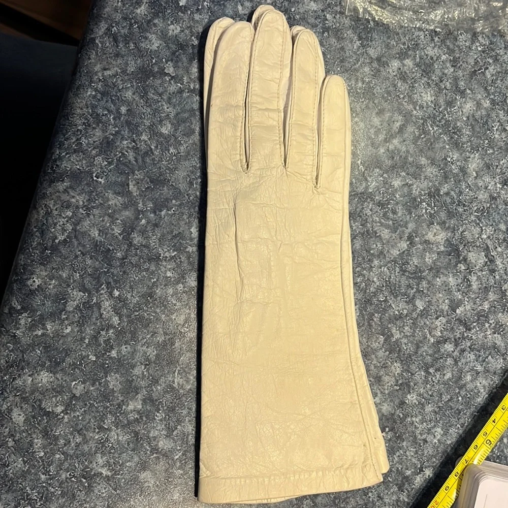 Vintage white leather gloves